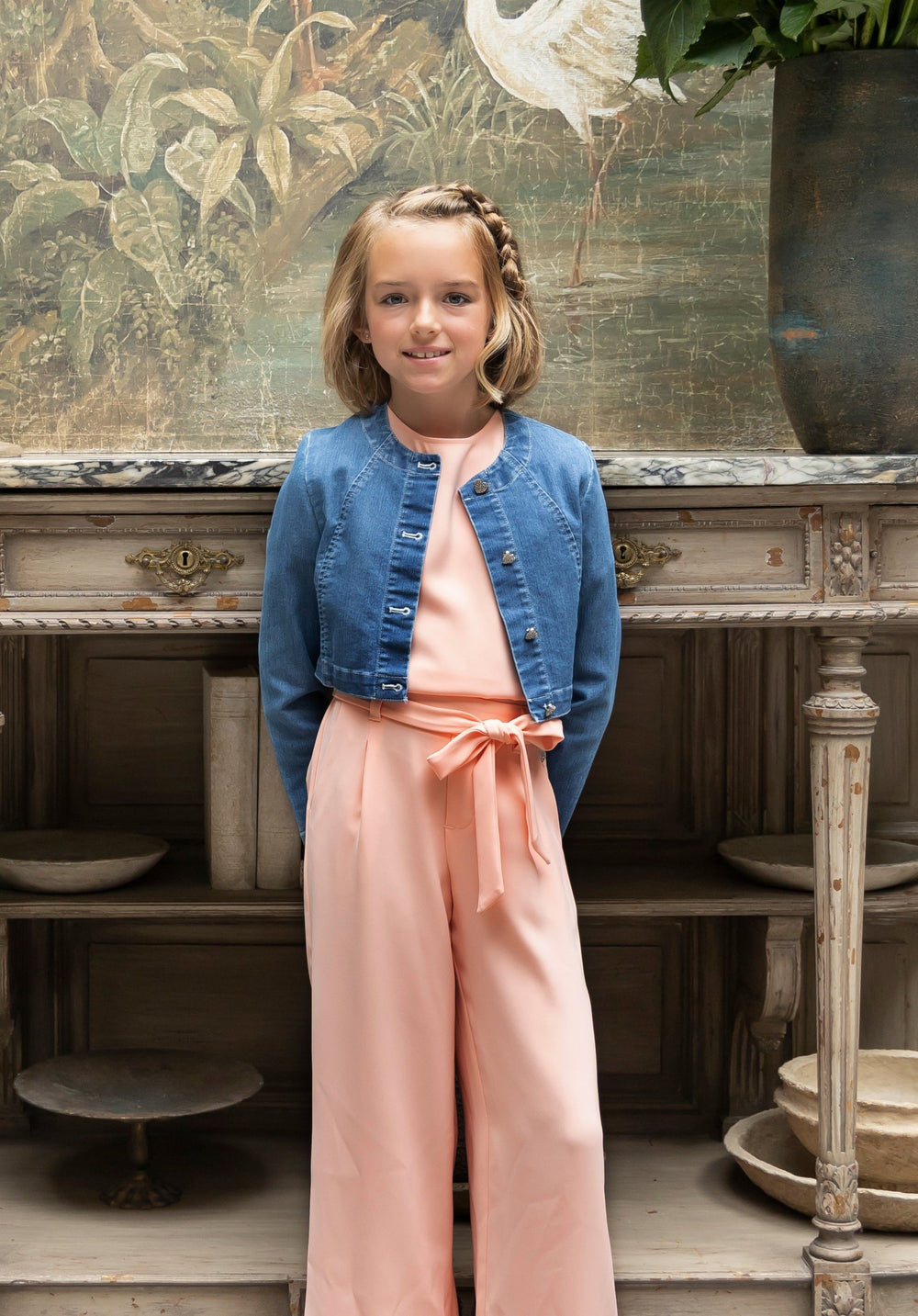 Zalmroze jumpsuit gecombineerd met een jeansjasje