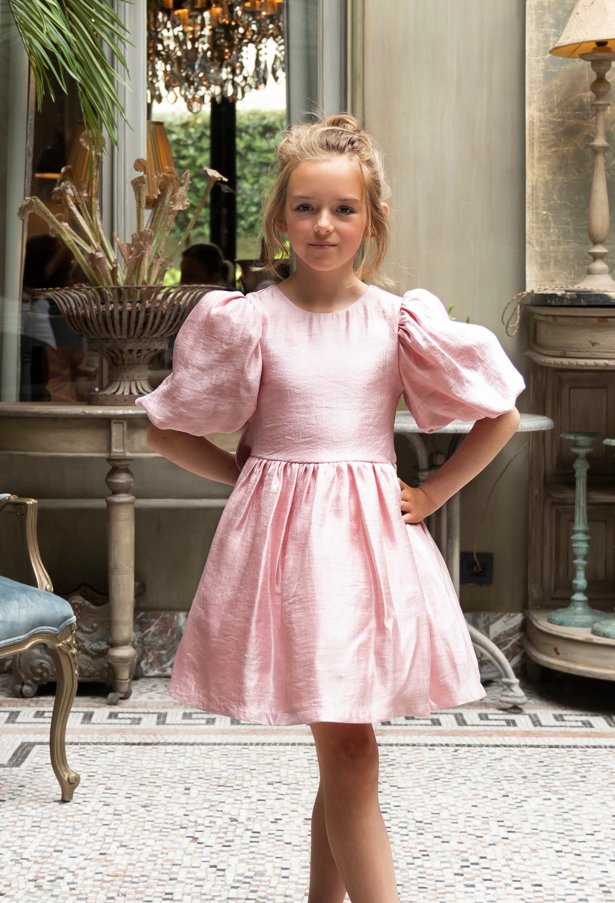 Romantische roze communiejurk voor meisjes met pofmouwen en strik