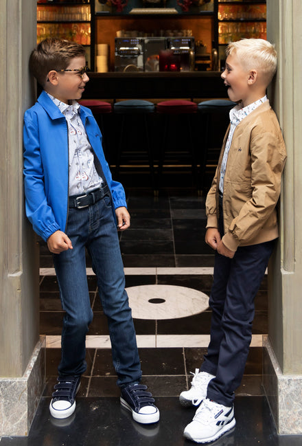 Blauwe en beige bomberjacks met speelse overhemden voor een casual-chique look