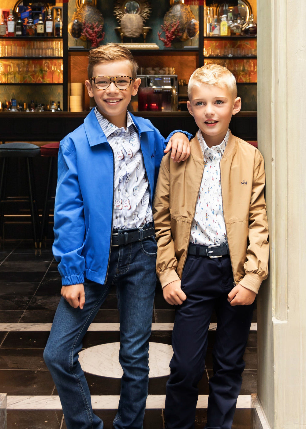 Blauwe en beige bomberjacks met speelse overhemden voor een casual-chique look