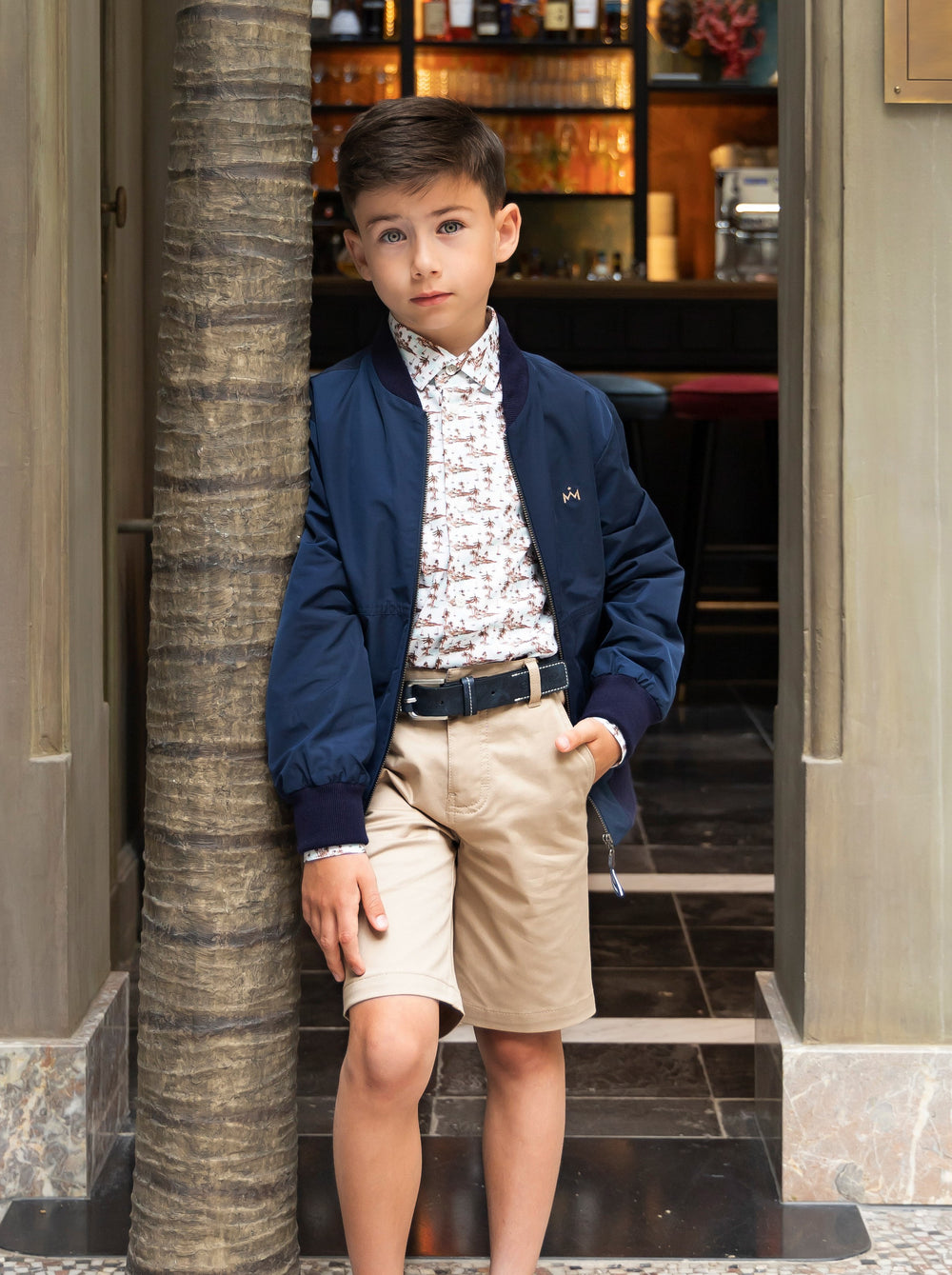 Trendy communieoutfit met navy bomberjack en beige bermuda