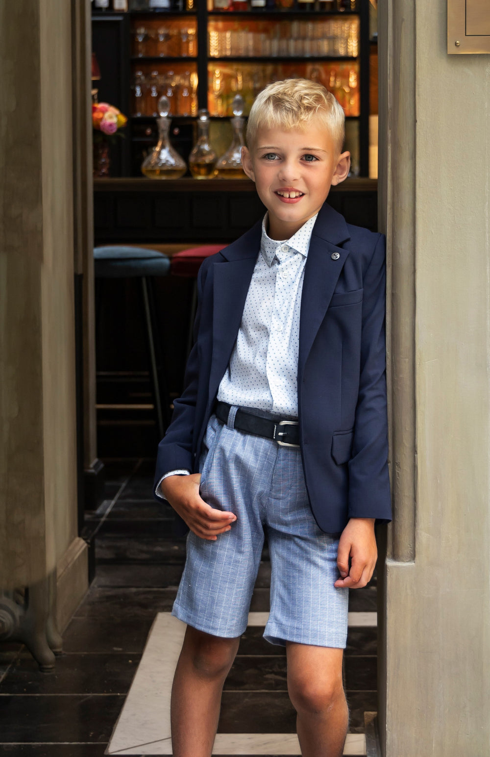 Blauwe blazer, bermuda met subtiele krijtstepen en trendy hemdje