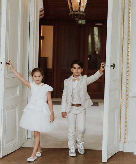 Witte jurk met tule en peplumdetail