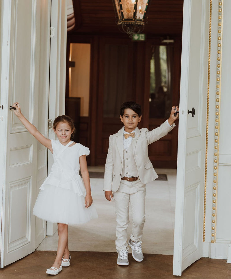 Witte jurk met tule en peplumdetail