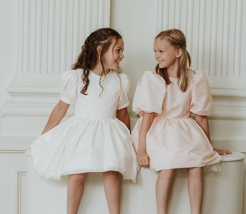 Elegante witte jurk met cardigan