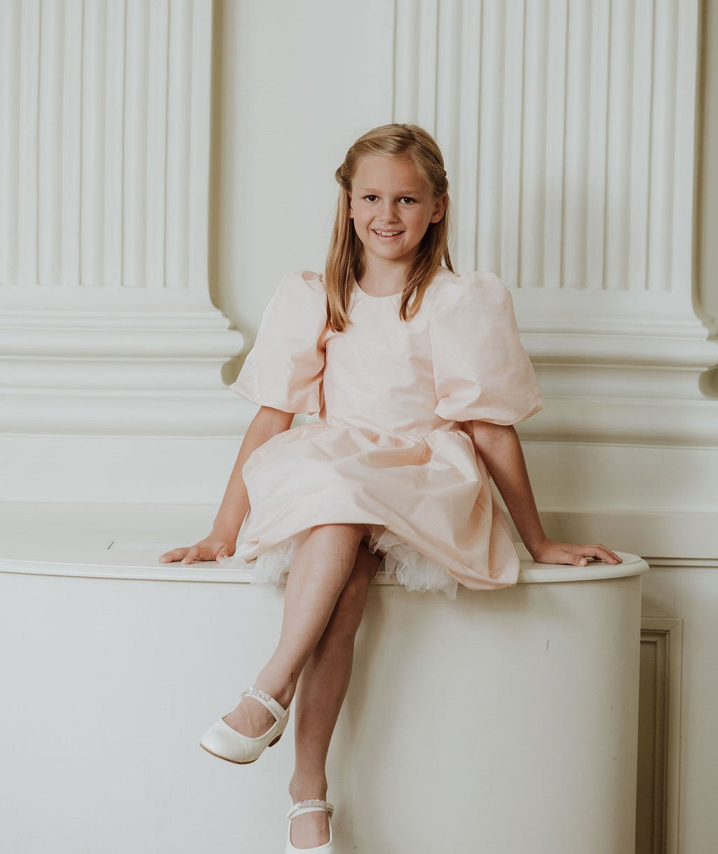 Poederroze feestjurk met pofmouwtjes