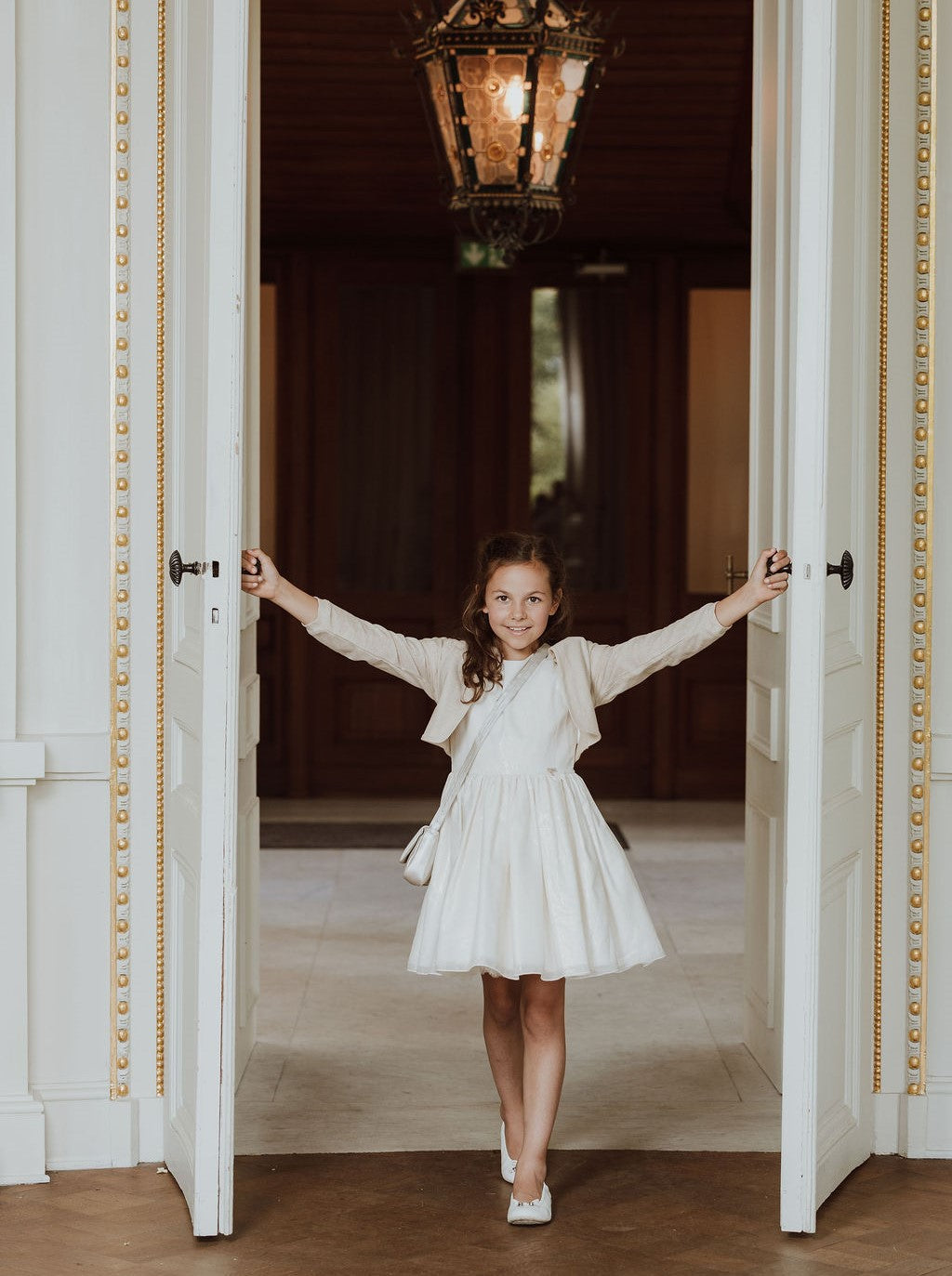 Elegante witte jurk met cardigan