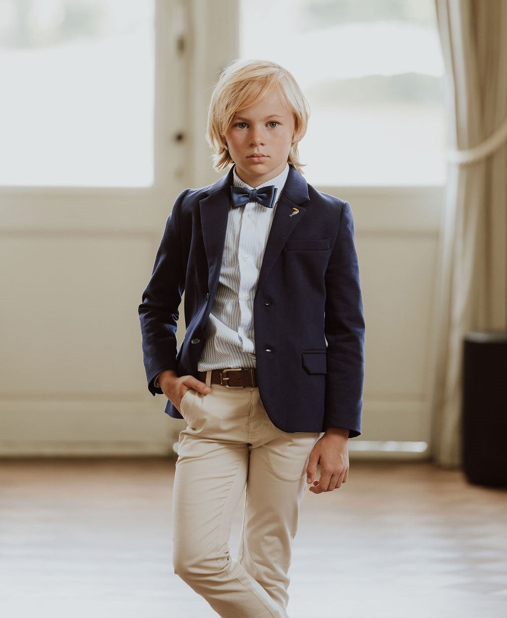 Navy blazer met beige broek