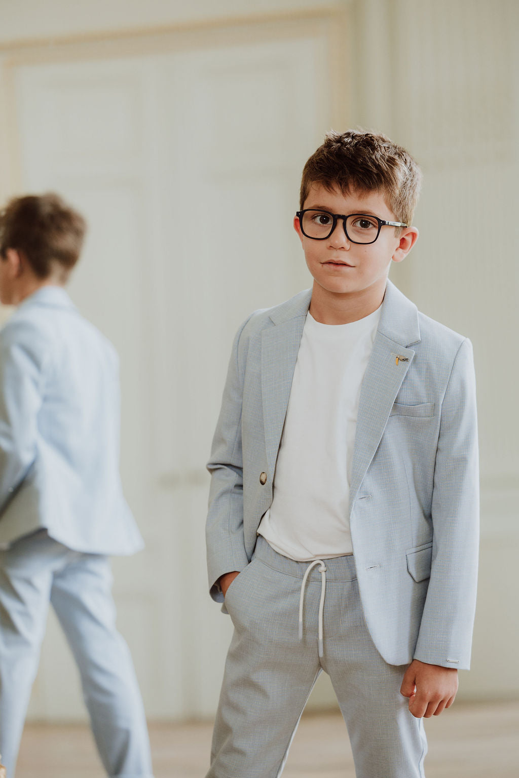 Lichtblauw kostuum met T-shirt