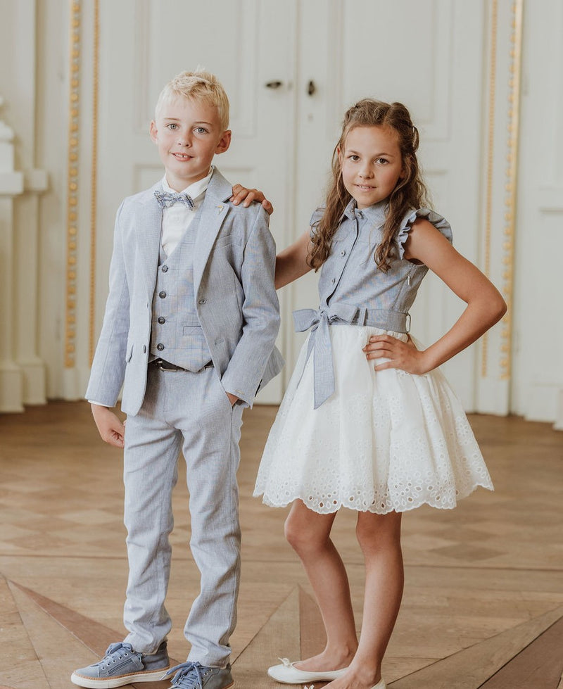 Grijsblauw kostuum met strik