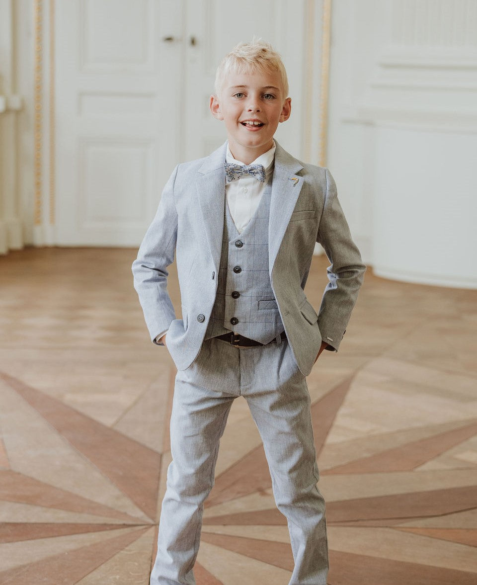 Grijsblauw kostuum met strik