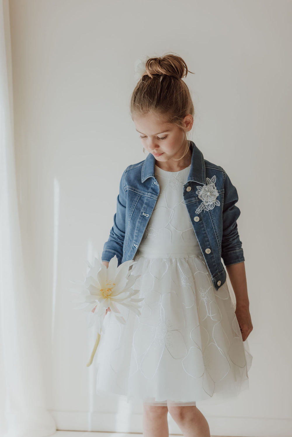 Klassischer Jeans-Look mit Fliege und weiß gemustertem Hemd