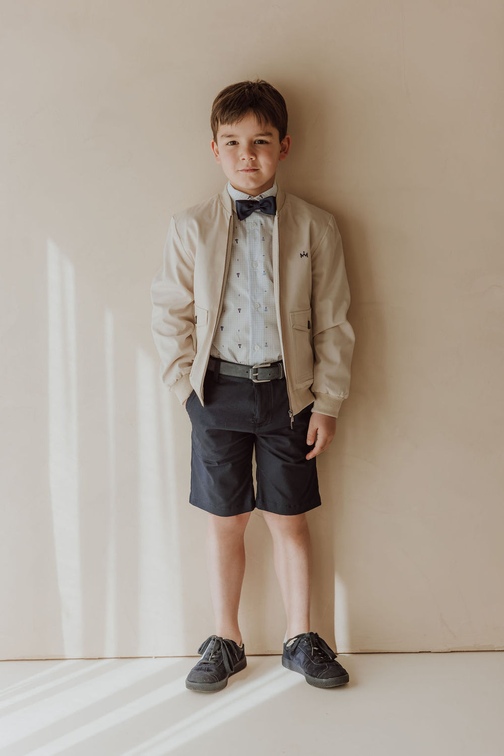Blauer Blazer mit karierter Weste und langer beiger Hose