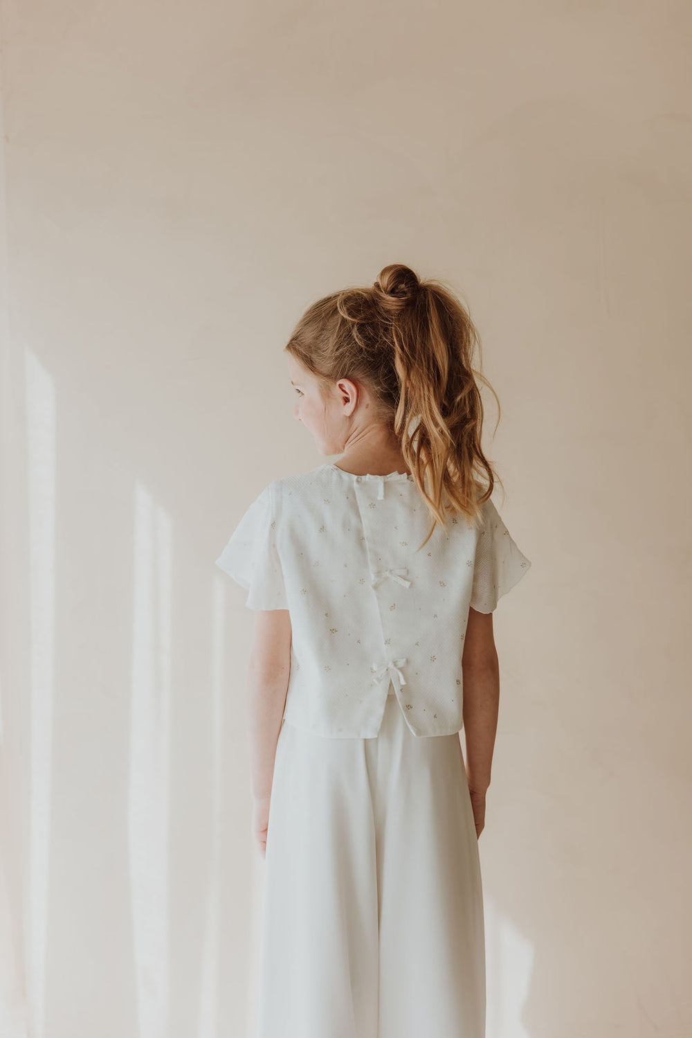 Robe blanche perlée festive avec sac assorti