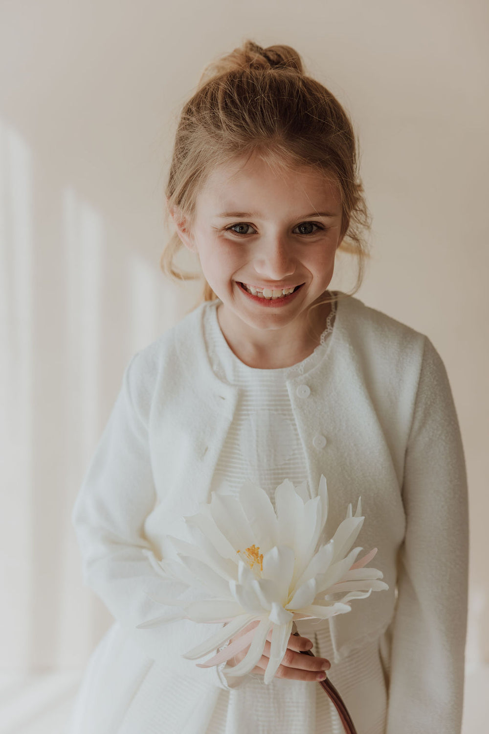 Besticktes geblümtes Kleid mit Stickerei