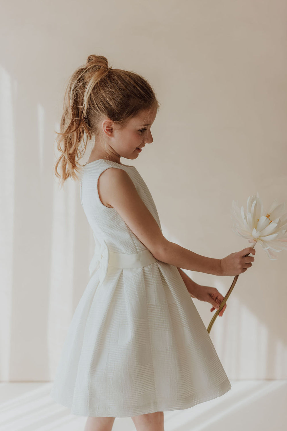 Besticktes geblümtes Kleid mit Stickerei