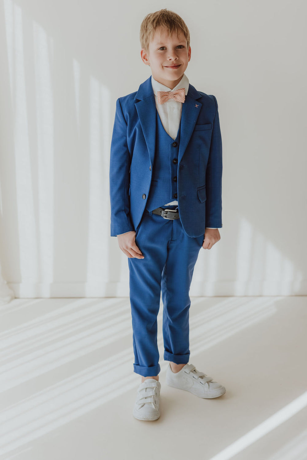 Dreiteiliger blauer Anzug mit Hemd mit Schuhprint