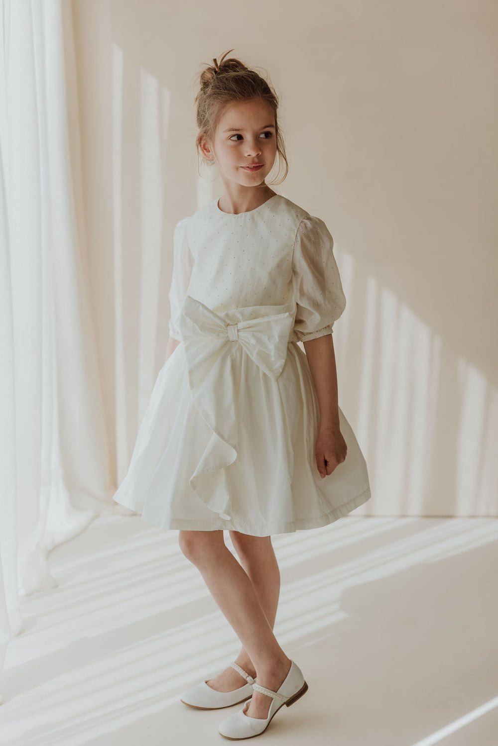 Elegantes, perlweißes Kleid mit schöner Blumenapplikation in der Taille und passender Strickjacke